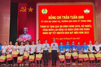 Đồng chí Trần Tuấn Anh tặng quà cho gia đình chính sách, hộ nghèo tại tỉnh Bến Tre.