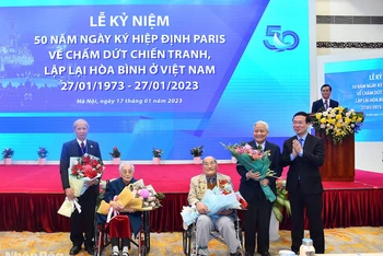Thường trực Ban Bí thư Võ Văn Thưởng trao hoa tặng các nhân chứng lịch sử của Hiệp định Paris.