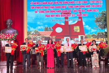 Đồng chí Hồ Thị Hoàng Yến, Phó Bí thư Thường trực Tỉnh ủy Bến Tre trao Huy hiệu Đảng cho đảng viên.