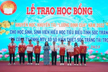 Lãnh đạo tỉnh Sóc Trăng trao học bổng Lương Định Của cho các sinh viên tiêu biểu.
