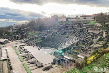 Phía bên trong nhà hát cổ từng là nơi trình diễn thơ ca, những hoạt cảnh chiến đấu anh dũng trong các sử thi dưới thời đại thống trị của Đế chế La Mã.