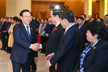 Chủ tịch Quốc hội Vương Đình Huệ với các đại biểu tại buổi gặp mặt đầu Xuân Quý Mão.