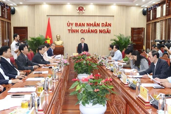 Chủ tịch Ủy ban nhân dân tỉnh Quảng Ngãi Đặng Văn Minh phát biểu tại cuộc họp.