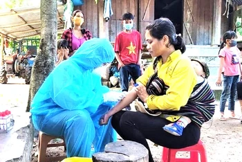 Cán bộ y tế tỉnh Đắk Lắk về tận buôn làng tiêm vaccine phòng, chống bệnh bạch hầu cho người dân. (Ảnh minh họa)