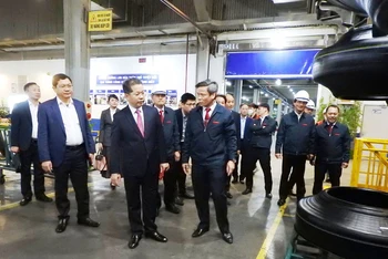 Đồng chí Nguyễn Văn Quảng nghe báo cáo về tình hình sản xuất lốp ô-tô tại Công ty Cao su Đà Nẵng tại Khu công nghiệp Liên Chiểu.