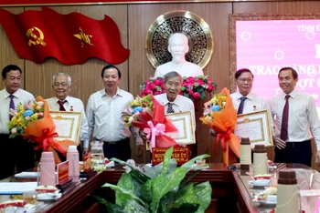 Đồng chí Nguyễn Văn Út (thứ 3 từ trái qua), Phó Bí thư Tỉnh ủy, Chủ tịch Ủy ban nhân dân tỉnh Long An trao Huy hiệu 55, 65 tuổi Đảng cho 3 đảng viên đang cư trú tại thành phố Tân An, Long An.