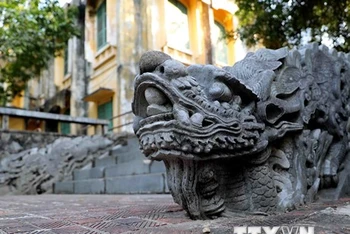 Bộ thành bậc Điện Kính Thiên, niên đại thế kỷ 17, hiện lưu giữ tại Trung tâm Bảo tồn di sản Thăng Long-Hà Nội.