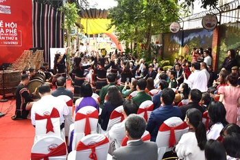 Đông đảo người yêu thơ tham dự Ngày thơ Việt Nam lần thứ 21 năm 2023 tại Đắk Lắk.