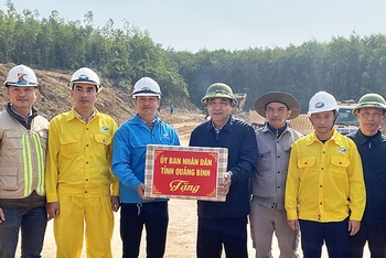 Đại diện lãnh đạo tỉnh Quảng Bình thăm, tặng quà động viên công nhân đơn vị thi công cao tốc bắc-nam đoạn Vạn Ninh-Cam Lộ.