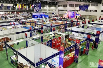 Hội chợ thương mại Việt Nam-Lào tổ chức tại Vientiane (Lào) tháng 8/2022 với quy mô 250 gian hàng. (Ảnh: TRỊNH DŨNG)
