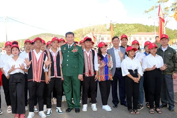 Trung tướng, Anh hùng Lực lượng vũ trang nhân dân Phạm Tuân bên các học sinh xuất sắc của huyện Tu Mơ Rông.