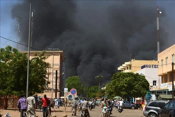 Khói bốc lên từ hiện trường một vụ tấn công tại Ouagadougou, Burkina Faso. (Ảnh tư liệu: AFP/TTXVN)