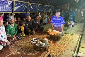 Già làng thực hiện nghi lễ trong Lễ hội đập trống của người Ma Coong.