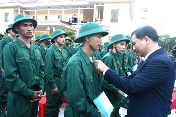 Lãnh đạo tỉnh Sóc Trăng cài hoa danh dự cho thanh niên nhập ngũ tại thị xã Vĩnh Châu.
