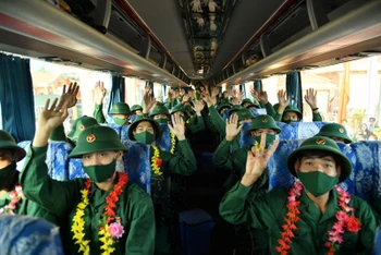Thanh niên Kiên Giang lên xe về các đơn vị huấn luyện.