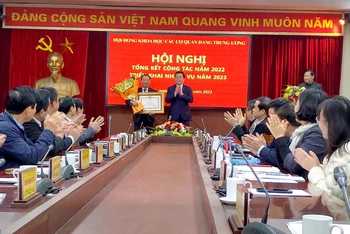 Đồng chí Nguyễn Trọng Nghĩa trao Bằng khen của Thủ tướng cho GS.TS Phùng Hữu Phú.