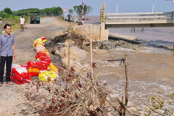 Sạt lở đê biển đe dọa cuộc sống của nhân dân địa phương.