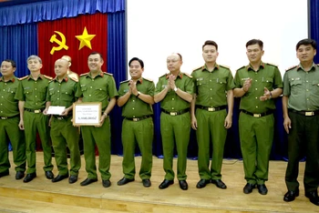 Đại tá Trần Văn Chính, Phó Giám đốc, Thủ trưởng Cơ quan Cảnh sát điều tra Công an tỉnh Bình Dương (thứ 4 từ phải sang) biểu dương, khen thưởng Ban chuyên án.
