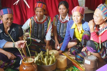 Phụ nữ dân tộc Bru-Vân Kiều trong Lễ hội mừng cơm mới.