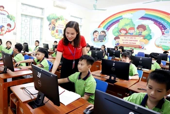 Giáo viên Trường Tiểu học Tân Dân, thành phố Việt Trì, tỉnh Phú Thọ ứng dụng công nghệ thông tin trong giảng dạy. (Ảnh: HUYỀN TRANG)