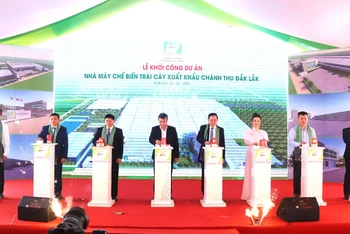 Các đại biểu ấn nút khởi công Dự án Nhà máy chế biến trái cây xuất khẩu Chánh Thu Đắk Lắk.