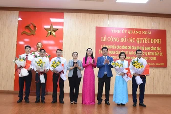 Lãnh đạo Tỉnh ủy Quảng Ngãi tặng hoa chúc mừng cán bộ trẻ ở tỉnh về làm bí thư, chủ tịch xã đợt 1 năm 2023.
