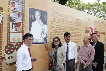 Nghệ sĩ Nhân dân Trà Giang và các đại biểu bên bức ảnh “Bác Hồ với Nghệ sĩ Nhân dân Trà Giang tại Đại hội Văn nghệ toàn quốc lần thứ III-năm 1962”.