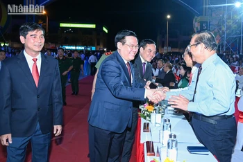 Chủ tịch Quốc hội Vương Đình Huệ với các đại biểu tại Lễ khai mạc Năm Du lịch quốc gia 2023.