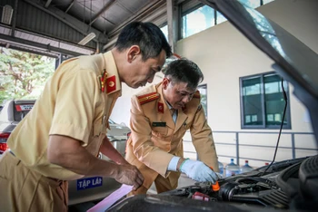 Cảnh sát giao thông hỗ trợ Trung tâm đăng kiểm tại thành phố Hà Nội.