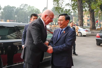 Chủ tịch Quốc hội Vương Đình Huệ vui mừng chào đón Toàn quyền Australia David Hurley thăm chính thức Việt Nam.