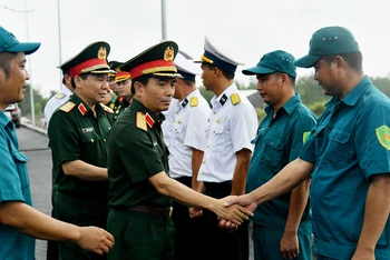 Trung tướng Nguyễn Doãn Anh gặp gỡ Hải đội dân quân thường trực tỉnh Kiên Giang. (Ảnh: PHƯƠNG VŨ)