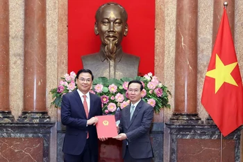 Chủ tịch nước Võ Văn Thưởng trao Quyết định cho Đại sứ Phạm Quang Hiệu. (Ảnh: TTXVN)