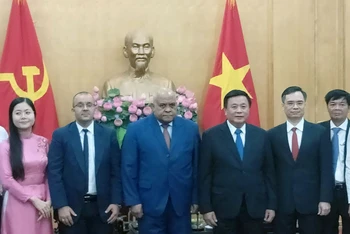 Đồng chí Nguyễn Xuân Thắng, Đại sứ đặc mệnh toàn quyền Cuba tại Việt Nam và các đại biểu chụp ảnh chung.