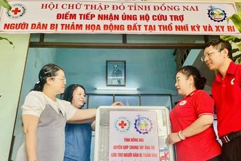 Đại diện một trường học ở thành phố Biên Hòa đến Hội Chữ thập đỏ tỉnh Đồng Nai trao số tiền ủng hộ người dân Thổ Nhĩ Kỳ và Syria.