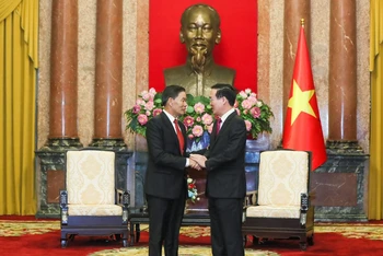Chủ tịch nước Võ Văn Thưởng và Chủ tịch Ủy ban Trung ương Mặt trận Lào xây dựng đất nước Sinlavong Khoutphaythoune tại buổi tiếp.