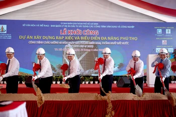 Các đại biểu thực hiện nghi thức khởi công xây dựng rạp xiếc và biểu diễn đa năng Phú Thọ.