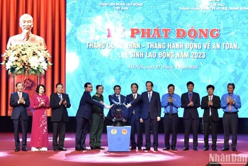 Thủ tướng Chính phủ cùng các đại biểu thực hiện nghi thức phát động Tháng Công nhân-Tháng hành động về an toàn vệ sinh lao động năm 2023.