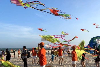 Lễ hội thả diều tại bờ biển Hàm Tiến, Phan Thiết, Bình Thuận.