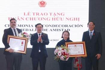Chủ tịch Quốc hội Vương Đình Huệ trao Huân chương Hữu nghị của Nhà nước Việt Nam tặng Viện Văn hóa Argentina-Việt Nam (ICAV) và Chủ tịch ICAV Poldi Sosa Schmidt.