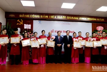 Lãnh đạo Trường đại học Hòa Bình khen thưởng cán bộ, sinh viên đoạt giải cuộc thi.