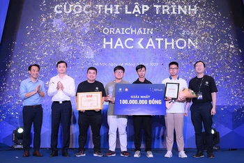 Trao Giải nhất Cuộc thi Oraichain Hackathon 2023 cho các thành viên đội UIT-OraSci.