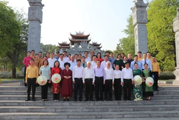 Nguyên Chủ tịch nước Nguyễn Minh Triết và đồng chí Phan Đình Trạc, Ủy viên Bộ Chính trị, Bí thư Trung ương Đảng, Trưởng Ban Nội chính Trung ương cùng đoàn công tác đến thăm đền Chung Sơn.