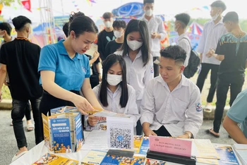 Cán bộ Bảo hiểm xã hội tỉnh Tuyên Quang tuyên truyền, hướng dẫn chính sách bảo hiểm xã hội.