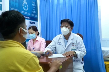 Bác sĩ CK2 Trần Trọng Trí, Khoa Ngoại Tiết niệu Bệnh viện Chợ Rẫy thăm khám, tư vấn cho bệnh nhân.