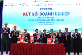 Lễ ký kết giữa Ủy ban nhân dân tỉnh Tây Ninh và các doanh nghiệp, tổ chức.