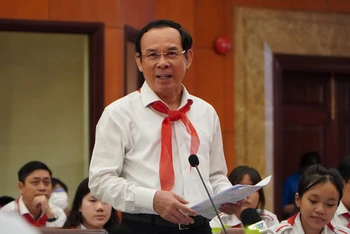 Bí thư Thành ủy Thành phố Hồ Chí Minh Nguyễn Văn Nên phát biểu, chia sẻ cùng các thiếu nhi tại chương trình.