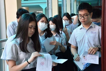 Sáng 6/6, các điểm tuyển sinh Trung học phổ thông trên địa bàn Thành phố Hồ Chí Minh bắt đầu làm thủ tục thi cho các thí sinh, được diễn ra trong 2 ngày 6 và 7/6, tại 158 điểm thi.