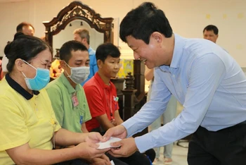 Chủ tịch Ủy ban nhân dân tỉnh Bình Dương Võ Văn Minh trao tặng quà cho công nhân lao động Công ty TNHH Công nghiệp KingJade Việt Nam.