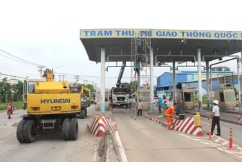 Tiến hành tháo dỡ trạm thu phí BOT quốc lộ 1K thuộc phường Hóa An, thành phố Biên Hòa, tỉnh Đồng Nai.