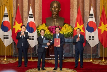 Bản ghi nhớ MOU được trao dưới sự chứng kiến của nguyên thủ hai nước Việt Nam-Hàn Quốc.